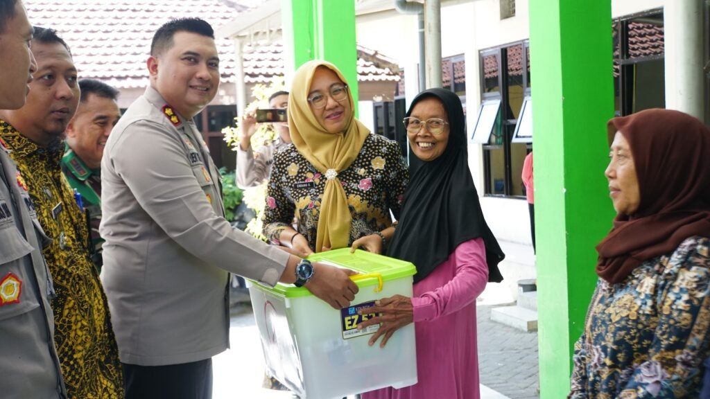 Hari Bhayangkara Ke-78, Polresta Sidoarjo Bedah Rumah di Kalijaten 