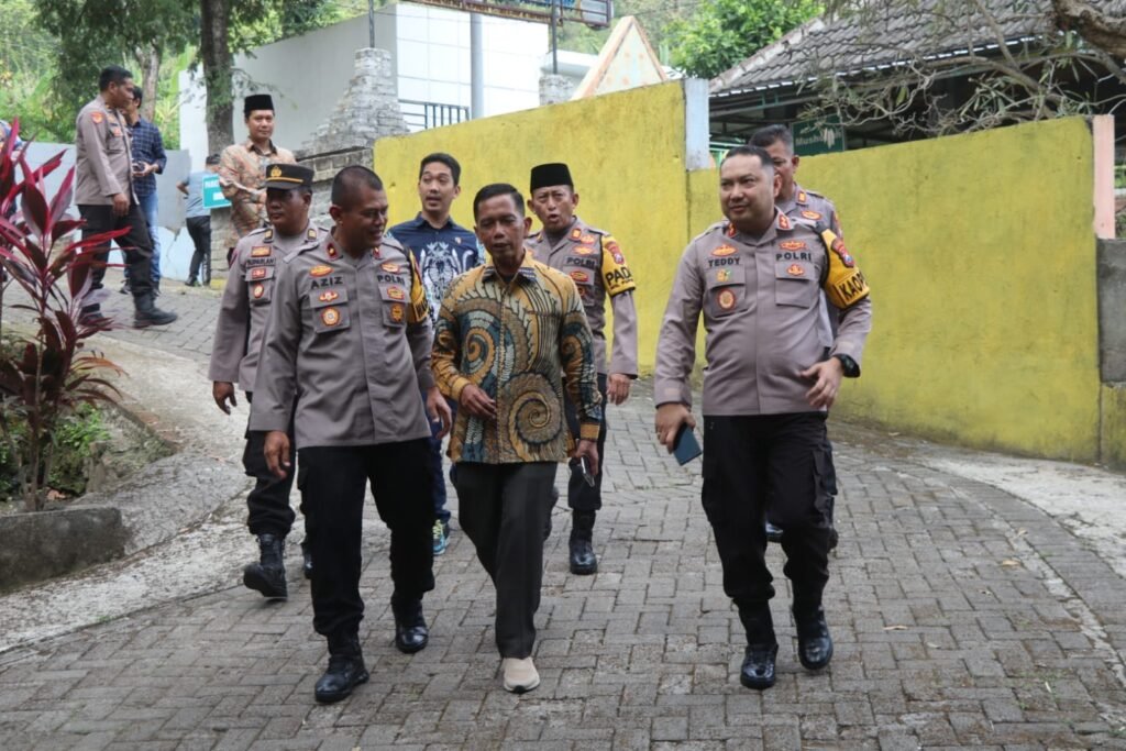 Hari Bhayangkara Ke-78, Polres Pasuruan Gelar Jum’at Curhat Dan Penebaran Benih Ikan Di Sungai