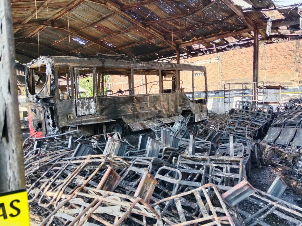Bengkel perwatakan bus milik DAMRI terbakar