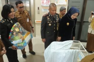 Kapolres Mojokerto Beri Kado untuk 3 Bayi Lahir di Hari Bhayangkara ke – 78
