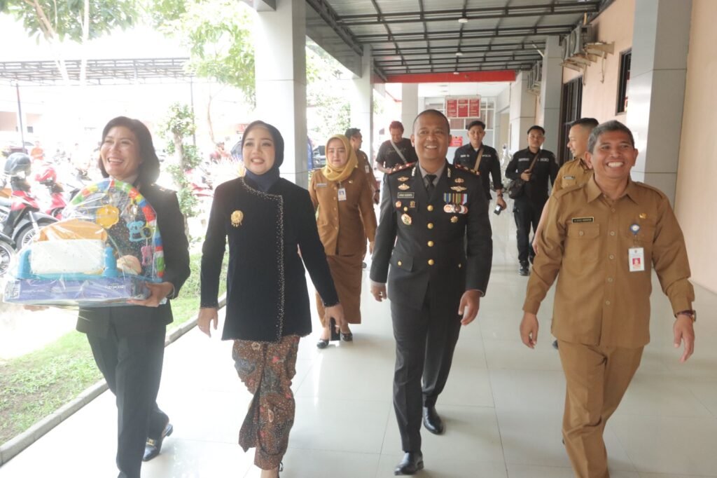 Kapolres Mojokerto Beri Kado untuk 3 Bayi Lahir di Hari Bhayangkara ke – 78