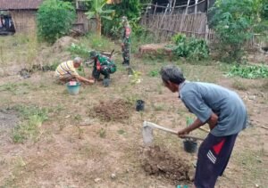 Peduli Kelestarian Alam, Babinsa Pos Wonotirto Bersama Warga Laksanakan Penanaman Pohon