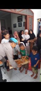Hari Bhayangkara Ke-78, Si Propam Polresta Sidoarjo Berbagi di Panti Asuhan
