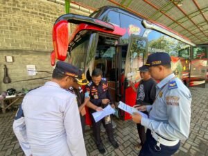 Gelar Program Unggulan Mahameru Lantas, Polisi Inspeksi Armada Bus di Ponorogo