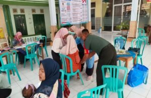 Peduli Kesehatan Anak Di Wilayah Binaannya, Serka Marjan Dampingi Posyandu Balita