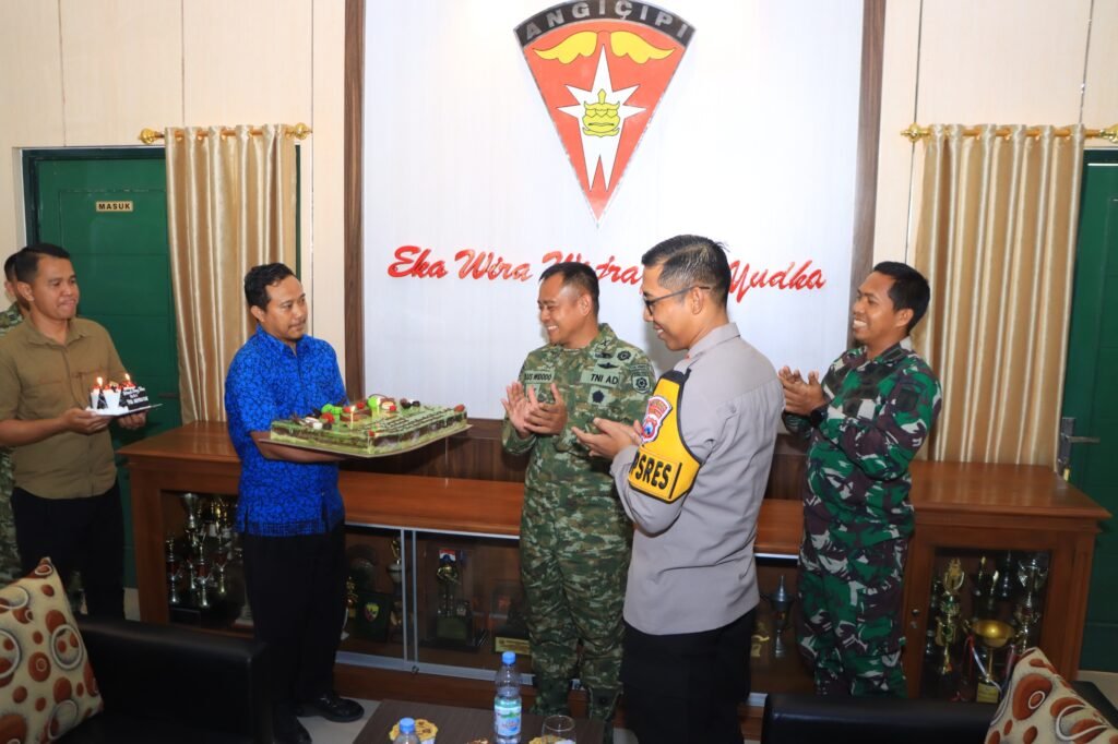 Sinergitas TNI – Polri, Polres Ngawi Beri Tumpeng dan Kue Ulang Tahun ke Yon Armed 12 Kostrad