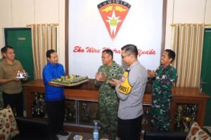 Sinergitas TNI – Polri, Polres Ngawi Beri Tumpeng dan Kue Ulang Tahun ke Yon Armed 12 Kostrad