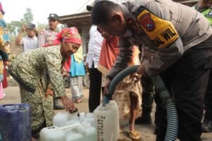 Polres Mojokerto Salurkan 32 Liter Air Bersih Untuk Warga di Kaki Gunung Penanggungan