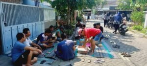 Kerja bakti warga RT 09/RW 16 jelang HUT proklamasi RI ke 79