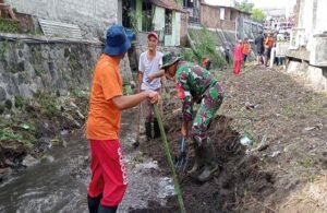 Bersama Warga Pakunden, Koptu Slamet Prasetyo Kerja Bakti Bersihkan Kali Miri