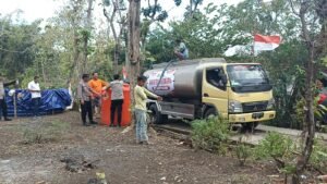 Polisi Droping Air Bersih untuk Warga Pulung Ponorogo