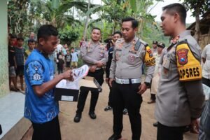Kapolres Jember Beri Sepeda kepada Pelajar Yatim Piatu yang Jalan Kaki 5 Km Tiap Pergi dan Pulang Sekolah