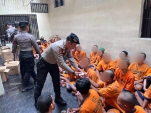 Polres Malang Gelar Jumat Berkah, Beri Makanan Tambahan kepada Tahanan