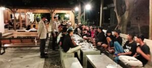 Petugas Polsek Warujayeng Sapa Pengunjung Warung ciptakan Kamtibmas Kondusif.