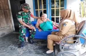 Jenguk Janda Veteran, Sertu M. Bahrowi Anjangsana Ke Rumah Mbah Sumini