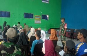 Yakinkan Tepat Sasaran, Serda Anang Dampingi Distribusi Beras Bapanas Di Sukosewu