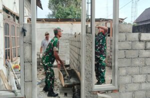 Kompak, Bersama Warga Karangrejo Babinsa Koramil Garum Bantu Renovasi Rumah Bapak Lamidi