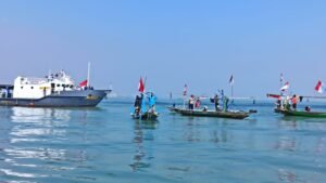 Ditpolairud Polda Jatim Bersama Nelayan Kibarkan Bendera Merah Putih di Selat Madura