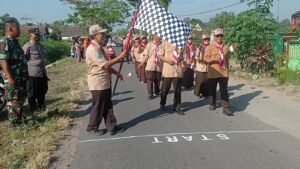 Sinergitas TNI-Polri Amankan Parade Bendera Siswa-Siswi MI di Plosoklaten Sambut HUT RI ke-79
