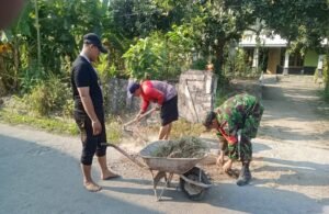 Percantik Lingkungan, Serda Adi Saroso Dan Warga Desa Bakung Laksanakan Kerja Bakti Bersama
