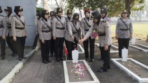 Jelang Hari Jadi Ke-76, Polwan Sidoarjo Ziarah Rombongan ke Makam Pahlawan