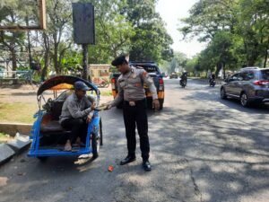 Polresta Sidoarjo Tumbuhkan Rasa Peduli di Tengah Patroli