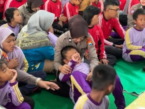 Peringati Hari Jadi ke-76 Polwan Polres Jember Berbagi Kebahagiaan Bersama Penyandang Disabilitas di SDLB