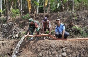 Dukung Program Pompanisasi, Serda Dharlis Bantu Petani Mengairi Sawah