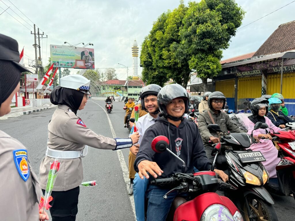 Sambut Hari Jadi ke – 76 Polwan Polres Lumajang Gelar Aksi Simpatik Sosialisasikan Kamseltibcarlantas