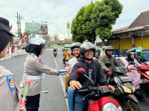 Sambut Hari Jadi ke – 76 Polwan Polres Lumajang Gelar Aksi Simpatik Sosialisasikan Kamseltibcarlantas
