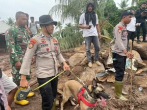 Polri Kerahkan 102 Personel dan Satu Anjing K9 Cari Korban Longsor di Kelurahan Rua, Ternate 