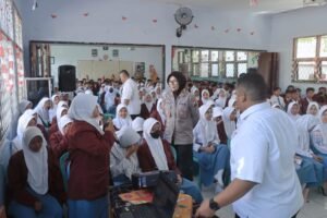 Polwan Edukasi Pelajar di Probolinggo Dorong Wujudkan Generasi Muda Bermartabat