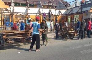 Babinsa Koramil Sanankulon Dan Warga Kalipucung, Gotong Royong Renovasi MI Roudhotul Mutaalimin