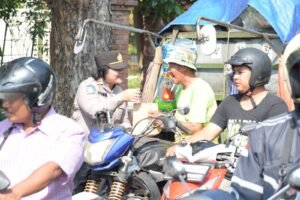 Aksi Simpatik Polwan Sapa Pagi Masyarakat Sidoarjo