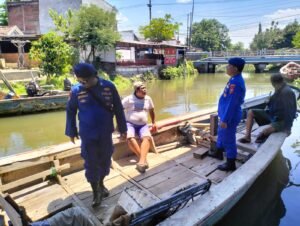 Jaga Kamtibmas Kawasan Pesisir, Satpolairud Polresta Sidoarjo Giatkan Sambang Desa 