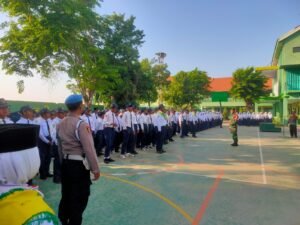 Bhabinkamtibmas dan Babinsa Rejeni Bina Disiplin Pelajar SMPI Krembung