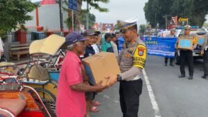 Peringati Hari Lalu Lintas Bhayangkara, Polres Kota Blitar Berbagi Bantuan Sosial