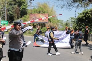 Polisi Bersama PT KAI Daop 9 Jember Gencar Sosialisasikan Keselamatan di Perlintasan Sebidang
