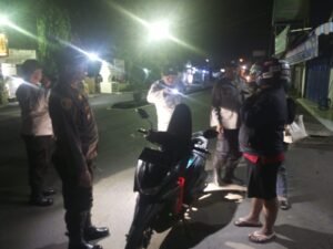 Polres Nganjuk Terjunkan Puluhan Anggota KRYD dalam Patroli Metode SREG di Wilayah Berbek