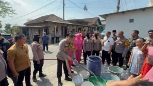 Musim Kemarau Panjang Polres Pasuruan Bagikan Air ke Warga.