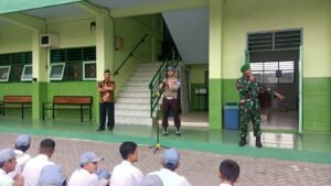 Bhabinkamtibmas dan Babinsa Rejeni Pembina Upacara di SMKI Krembung