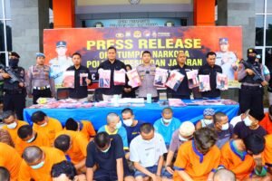 Polrestabes Surabaya Berhasil Ungkap Sindikat Penipuan Online Jaringan Internasional 10 WNA Diamankan
