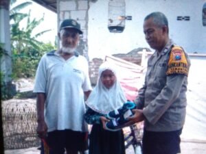 Bhabinkamtibmas Desa Kemantren Hadiahi Sepatu Baru untuk Anak Yatim Piatu
