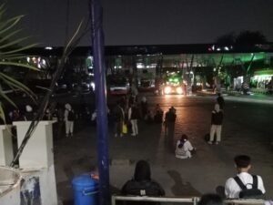 Kurang maksimalnya jumlah armada bus listrik sehingga calon penumpang terlantar di purabaya