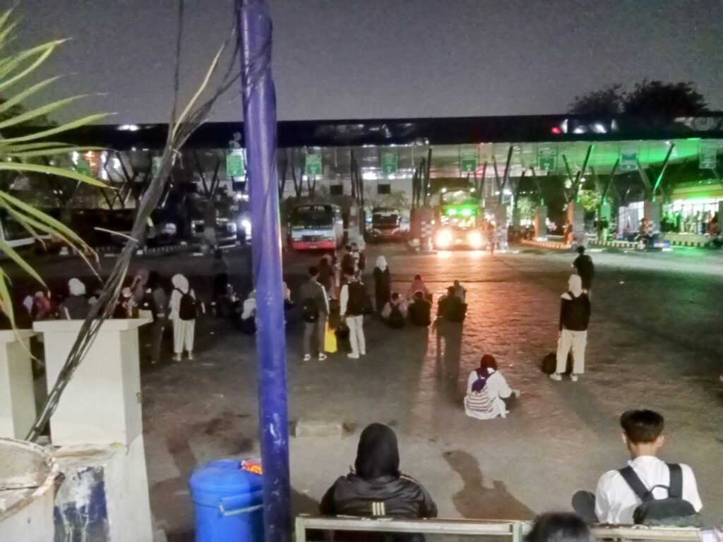 Kurang maksimalnya jumlah armada bus listrik sehingga calon penumpang terlantar di purabaya