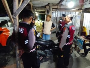 Incar Miras dan Pil Koplo, Sat Samapta Polres Kediri Kota Bubarkan Tongkrongan Pemuda di Warung Dermaga Brantas