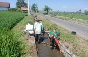Penuhi Kebutuhan Air Petani, Babinsa Bersama Warga Bersihkan Saluran Irigasi