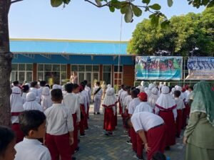 Upacara Bendera, Kanit Binmas Polsek Krian Edukasi Pelajar Bijak Medsos