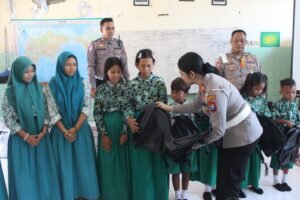 Polisi Lalu Lintas Sidoarjo Peduli, Turun Langsung Edukasi Warga di Kepetingan 
