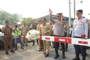 Pj Bupati Apresiasi Polres Mojokerto Bangun Pos Jaga dan Palang Pintu JPL Kereta Api